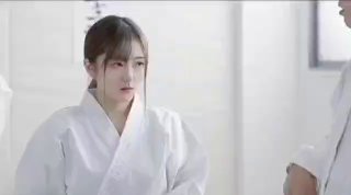 刚生完孩子的巨乳妈妈，和胖哥哥在客厅无套啪啪，拿个黄瓜插穴，后入蹲下颜射一脸
